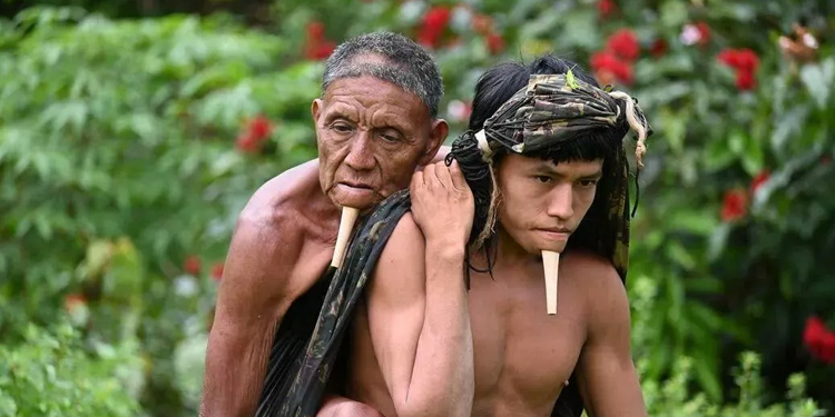 Amazon yerlisinin babası sırtında 6 saat yürümesi, aşıya erişimde eşitsizliğin simgesi oldu Amazon yerlisinin babası sırtında 6 saat yürümesi, aşıya erişimde eşitsizliğin simgesi oldu