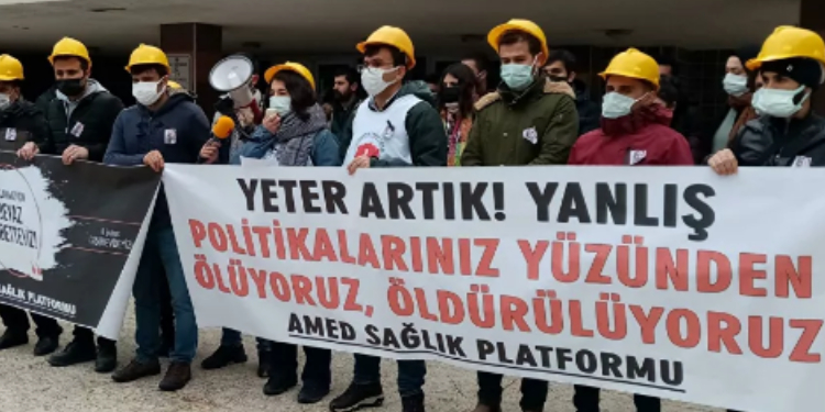 “Beyaz Nöbet” eylemi başlatan sağlık emekçileri, greve hazırlanıyor “Beyaz Nöbet” eylemi başlatan sağlık emekçileri, greve hazırlanıyor
