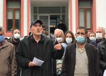 Çevreciler çimento fabrikasına tepkili