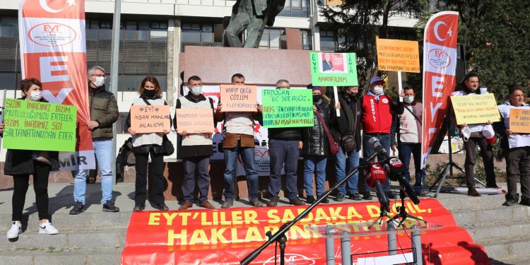 CHP EYT’liler için sokağa çıktı CHP EYT’liler için sokağa çıktı