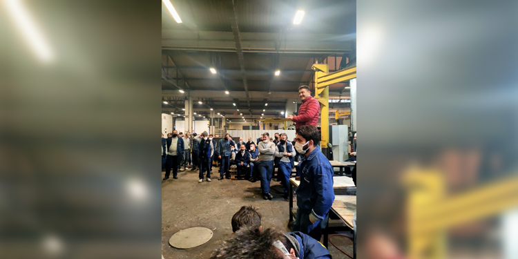 Çimsataş Fabrikası’nda işçiler üretimi durdurdu Çimsataş Fabrikası’nda işçiler üretimi durdurdu