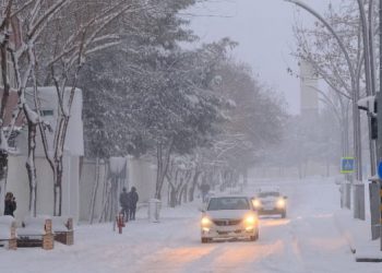 Diyarbakır’da yollar kapandı, yurttaşlar yüyüyerek işe gitti
