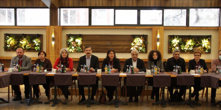 Erkan Baş: Üçüncü seçenek zorunlu Erkan Baş: Üçüncü seçenek zorunlu