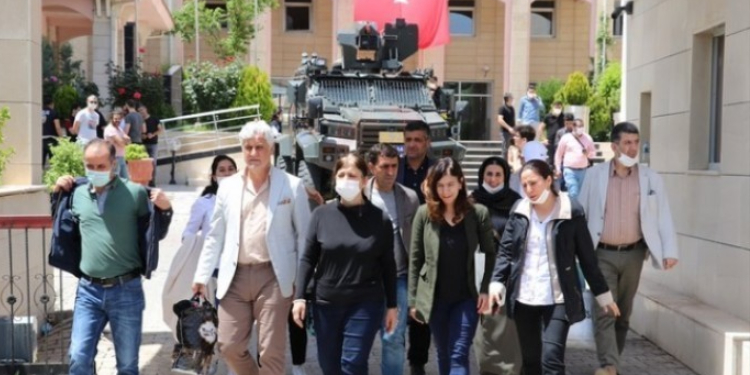 Eşbaşkanların ‘ev hapsi’ 613 gün sonra kaldırıldı Eşbaşkanların ‘ev hapsi’ 613 gün sonra kaldırıldı