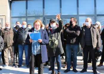 Evleri teslim edilmeyen depremzedelerden tepki