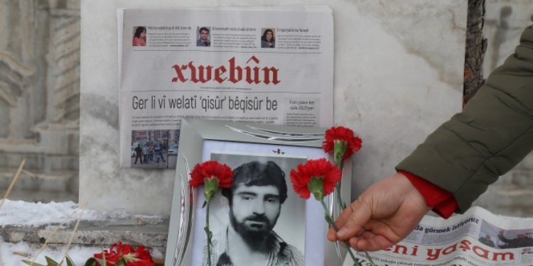 Gazeteci Karaağar mezarı başında anıldı Gazeteci Karaağar mezarı başında anıldı