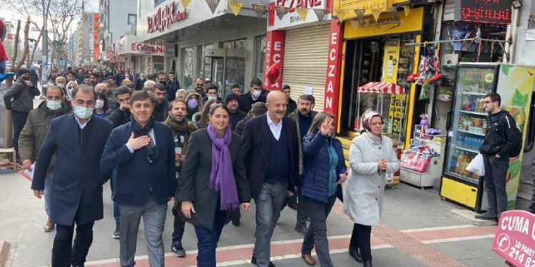 HDP’liler kongre öncesi bildiri dağıttı HDP’liler kongre öncesi bildiri dağıttı