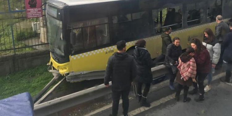 İETT otobüsü yoldan çıktı: 5 yolcu yaralandı İETT otobüsü yoldan çıktı: 5 yolcu yaralandı