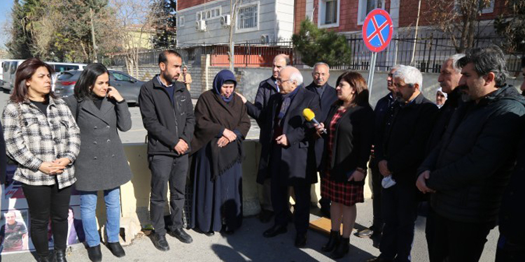 İHD Eş Genel Başkanı’ndan Şenyaşar ailesine ziyaret İHD Eş Genel Başkanı’ndan Şenyaşar ailesine ziyaret