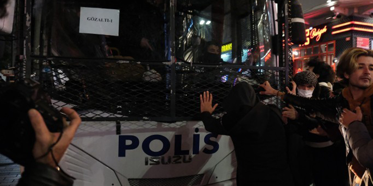 İstanbul’da gözaltına alınan 83 öğrenci emniyette tutuluyor İstanbul’da gözaltına alınan 83 öğrenci emniyette tutuluyor