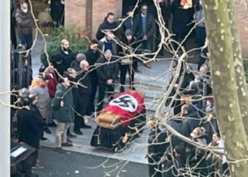 İtalya’da bir faşistin cenazesinde Nazi bayrağı kullanıldı