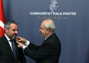 Kılıçdaroğlu, AKP’den CHP’ye katılan 20 kişinin rozetini taktı