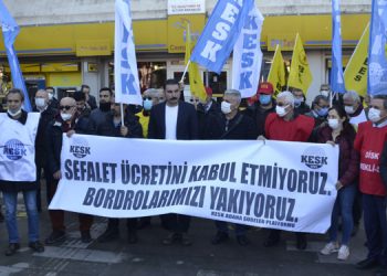 Maaş bordolarını yakan emekçiler: Geçinemiyoruz