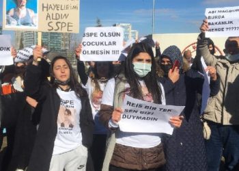 SSPE hastaları yakınlarından Sağlık Bakanlığı önünde açıklama