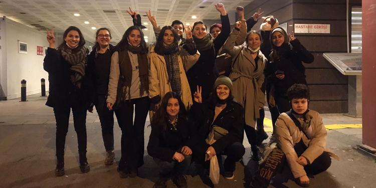 Taksim’de gözaltına alınan 83 öğrenci serbest bırakıldı Taksim’de gözaltına alınan 83 öğrenci serbest bırakıldı