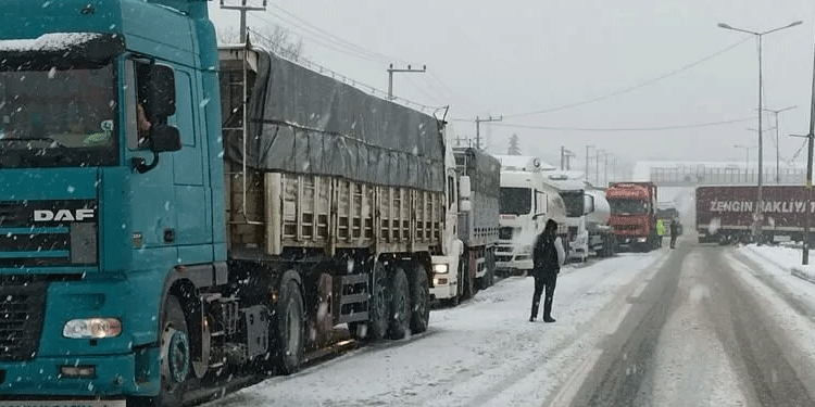 TEM’de kar temizliği: Bu kez Ankara yönü kapanacak TEM’de kar temizliği: Bu kez Ankara yönü kapanacak
