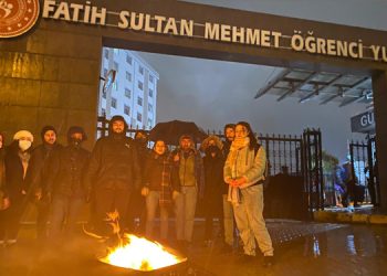 Yurttan atılan öğrenci yurt önünde bavulunu yaktı