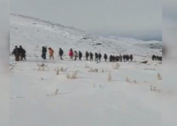 Yüzlerce mülteci soğuğa rağmen sınırı geçiyor