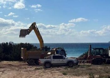 Çeşme’de plaj inşaatına yeniden başlandı