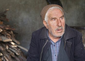 Demir atölyesindeki ateşi şimdi ısınmak için yakıyor