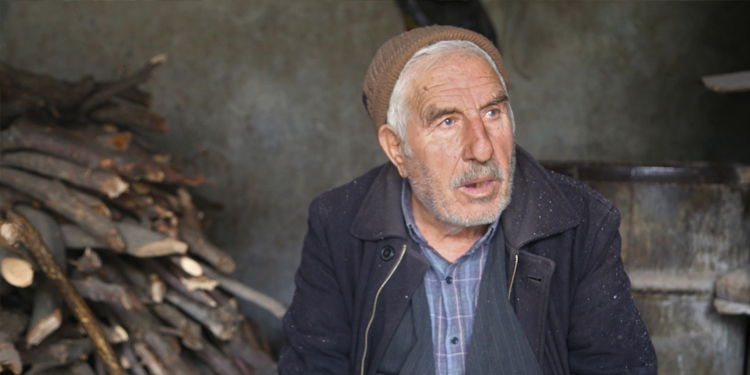 Demir atölyesindeki ateşi şimdi ısınmak için yakıyor Demir atölyesindeki ateşi şimdi ısınmak için yakıyor