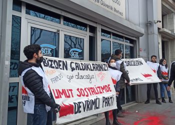 Devrimci Parti SGK binasına kırmızı boya döktü