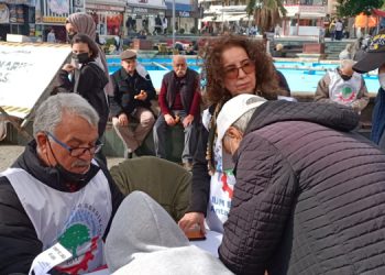 Emekliler zamlara karşı imza kampanyası başlattı