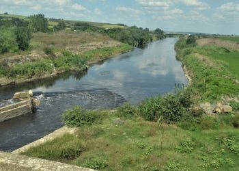 Köylüler, su altında kalan tarım arazilerinde kayıkla geziyor