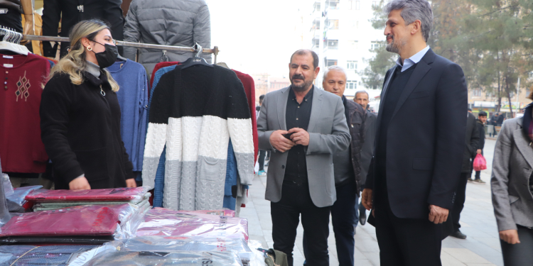 Garo Paylan, Diyarbakır’daki esnaf ve yurttaşlarla buluştu Garo Paylan, Diyarbakır’daki esnaf ve yurttaşlarla buluştu