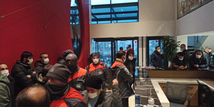 İBB’ye bağlı işçiler CHP il binasında eylemde İBB’ye bağlı işçiler CHP il binasında eylemde