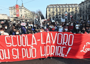 İtalya’da öğrenciler hükümeti ve Eğitim Bakanı’nı protesto etmek için sokakta