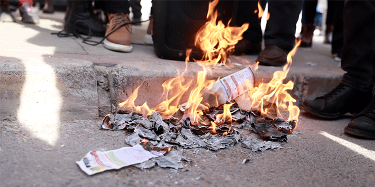 Kriz derinleşiyor: Sıcak su torbasıyla ısınıyoruz Kriz derinleşiyor: Sıcak su torbasıyla ısınıyoruz