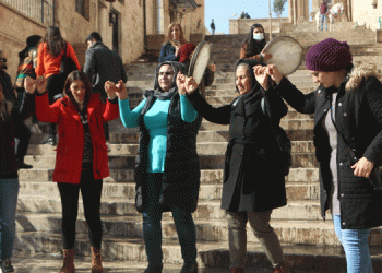 Kürtçeye engel şarkı ve halaylarla protesto edildi