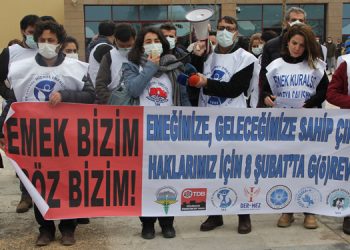 Sağlık çalışanları özlük hakları için nöbet tuttu
