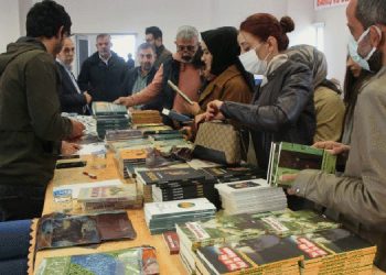 Tutuklu yazarların kitapları imzalandı