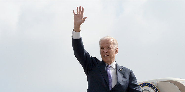 Kuzey Carolina’da üniversitede kürsüye çıkan Biden’ın eli havada kaldı Kuzey Carolina’da üniversitede kürsüye çıkan Biden’ın eli havada kaldı