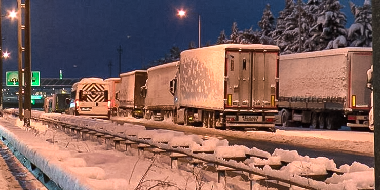 İstanbul’da kar etkisini artırdı: TIR ve kamyon girişleri durduruldu İstanbul’da kar etkisini artırdı: TIR ve kamyon girişleri durduruldu