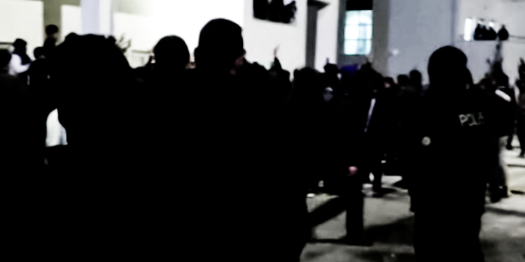 Öğrenciler su kesintilerini protesto etti Öğrenciler su kesintilerini protesto etti