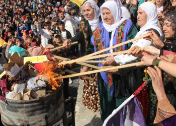 Adana Newrozu’nda onbinler özgürlüğü haykırıyor