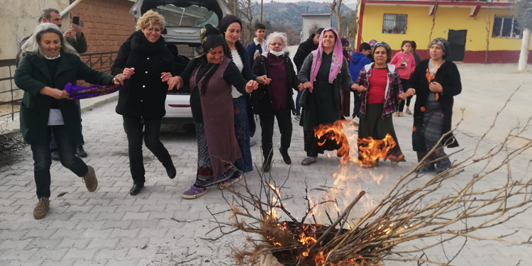 Aydın’da ilk Newroz ateşi yükseldi Aydın’da ilk Newroz ateşi yükseldi