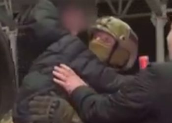 Neo-Nazilerin bombardımanından kaçmak için verdikleri mücadele anlatıldı