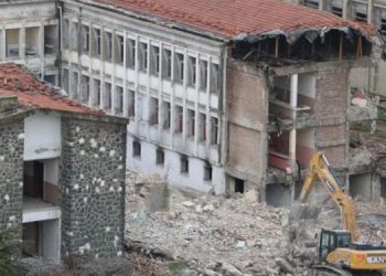 Buca’da tepki çeken yıkım durduruldu