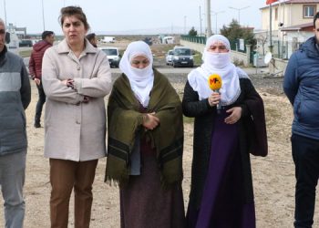 Cezaevi önünde tutuklulara özgürlük çağrısı