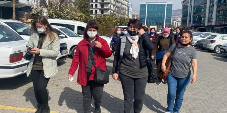 Depremzedelerden AKP İzmir İl Başkanlığı’na yürüyüş Depremzedelerden AKP İzmir İl Başkanlığı’na yürüyüş