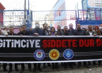 Diyarbakır’da öğretmene yapılan şiddet protesto edildi