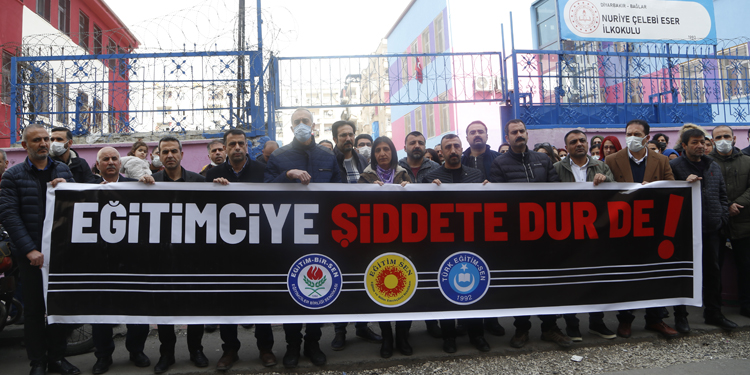 Diyarbakır’da öğretmene yapılan şiddet protesto edildi Diyarbakır’da öğretmene yapılan şiddet protesto edildi