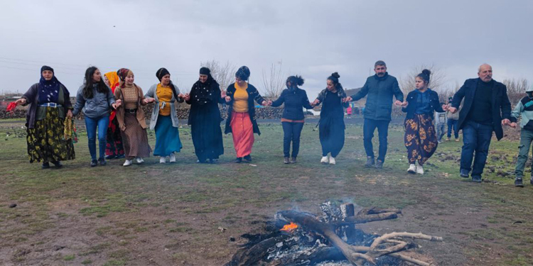 Diyarbakır’ın ilçelerinde Newroz kutlamaları Diyarbakır’ın ilçelerinde Newroz kutlamaları