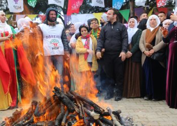Ege kentlerinde binlerce kişi Newroz ateşi yaktı
