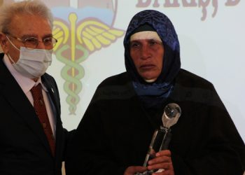 Emine Şenyaşar’a ”Barış, Dostluk ve Demokrasi” ödülü