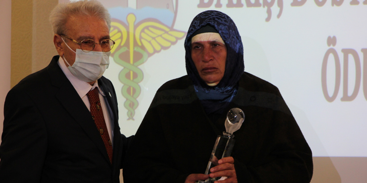 Emine Şenyaşar’a ”Barış, Dostluk ve Demokrasi” ödülü Emine Şenyaşar’a ”Barış, Dostluk ve Demokrasi” ödülü